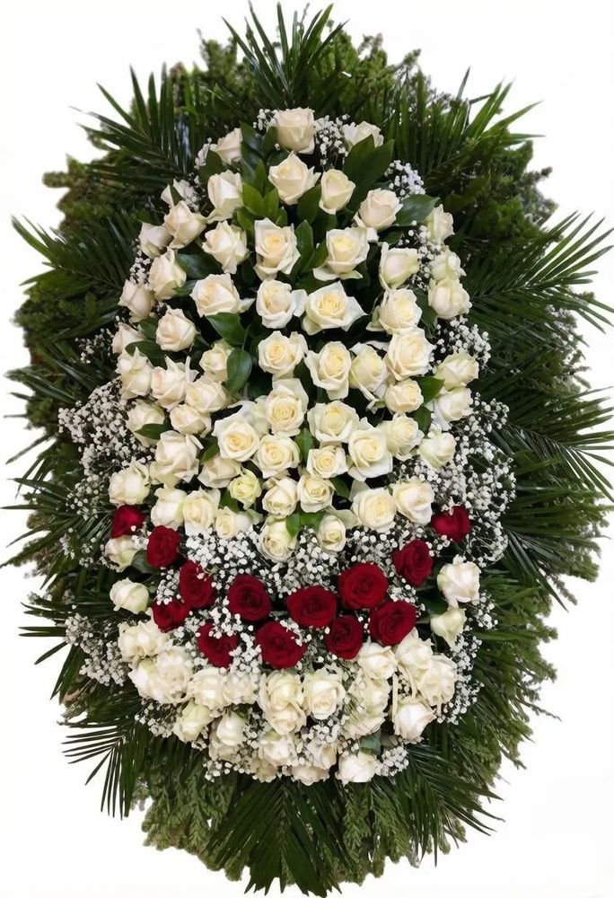 Ритуальный венок из живых белых роз с красным сердцем из бутонов в пальмовом обрамлении, заказать в Москве