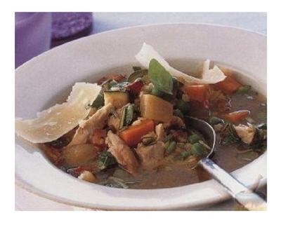 Минестроне с беконом, курицей и кабачками