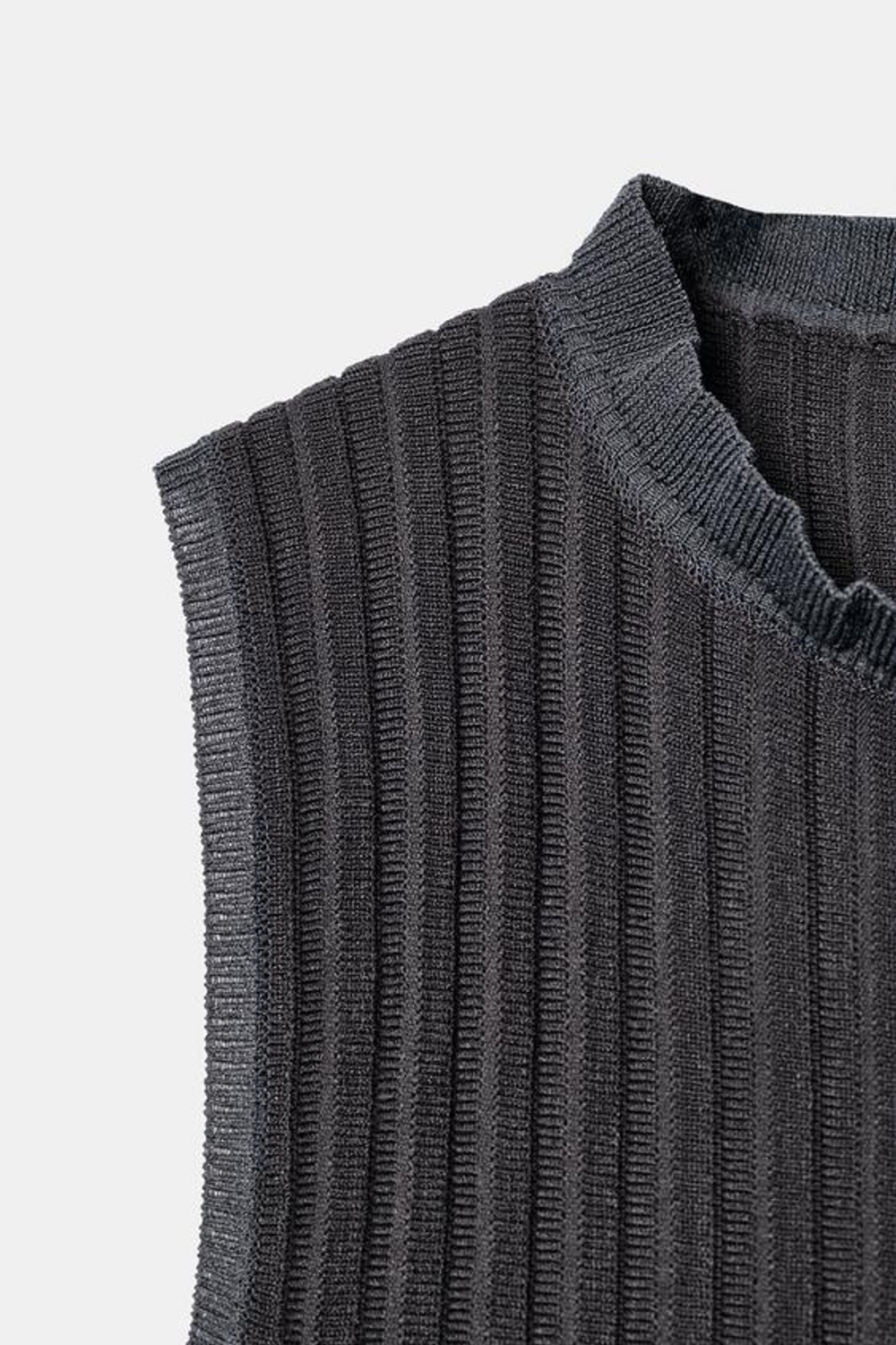 ZARA ТОП ИЗ ТРИКОТАЖА В РУБЧИК С ВОЛНИСТЫМ НИЗОМ, АНТРАЦИТОВО-СЕРЫЙ