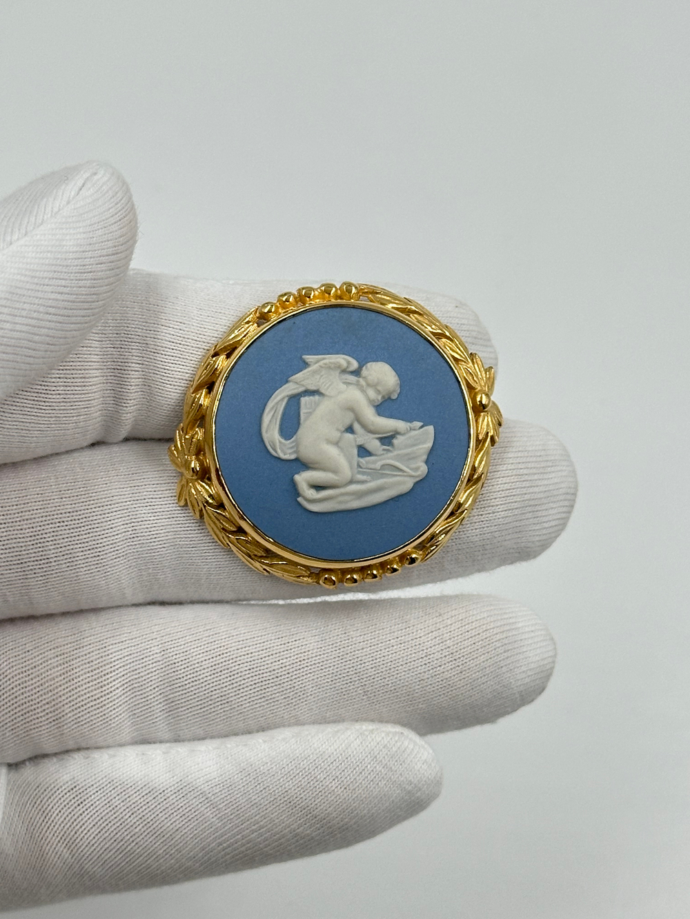 Брошь Wedgwood голубая