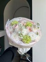 Букет из хризантемы, диантусов, кустовых пионовидных роз и маттиолы