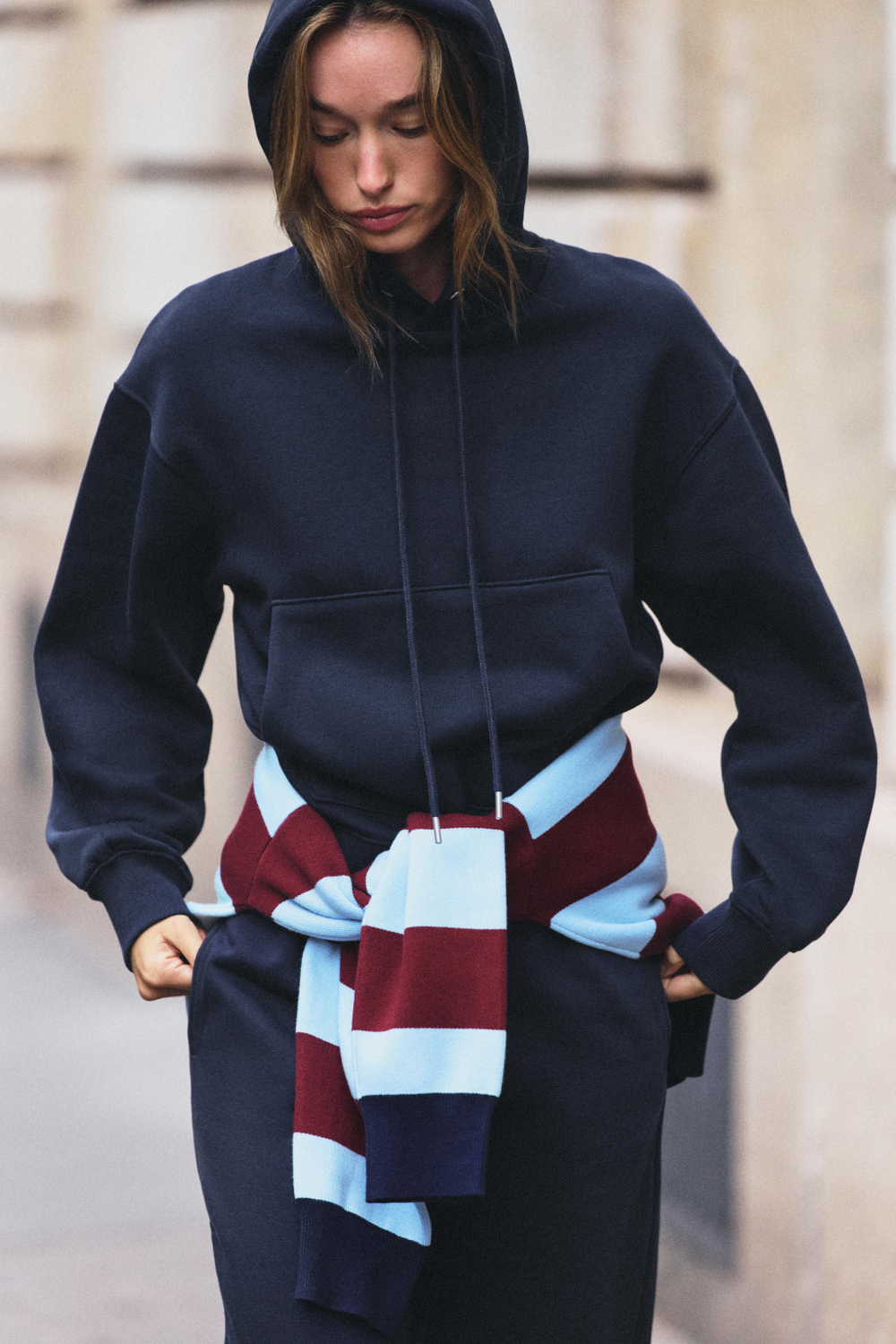 БАЗОВАЯ ТОЛСТОВКА С КАПЮШОНОМ — ZARA