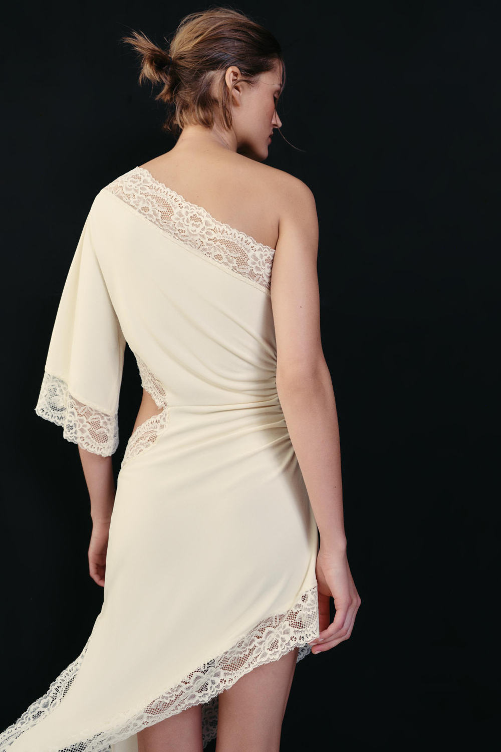 АСИММЕТРИЧНОЕ КРУЖЕВНОЕ ПЛАТЬЕ — ZARA