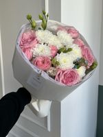 Букет сборный из хризантемы, одноголовой пионовидной розы и оксипеталума