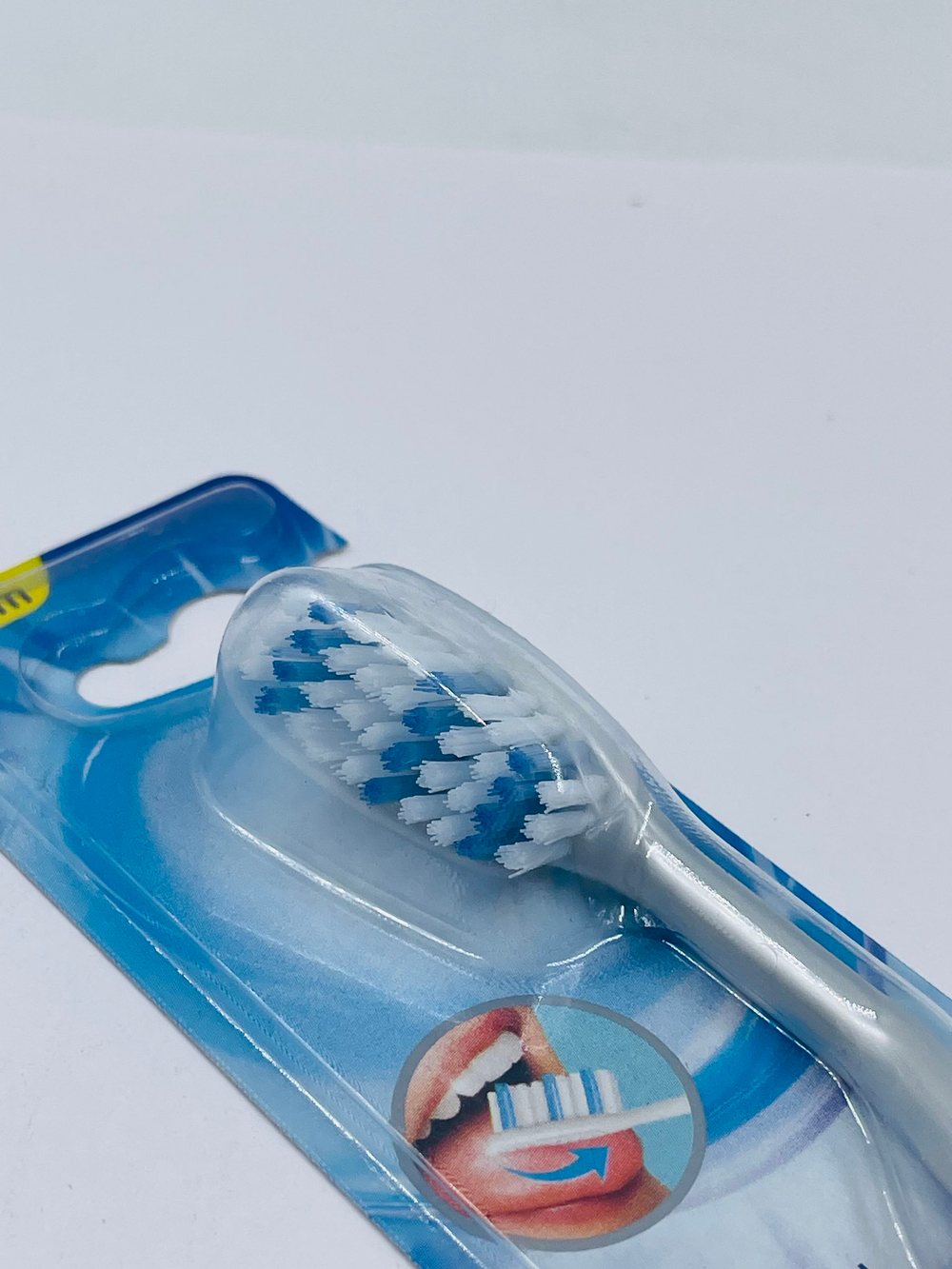 Зубная щетка Pepsodent Medium Professional, средней жесткости, красная