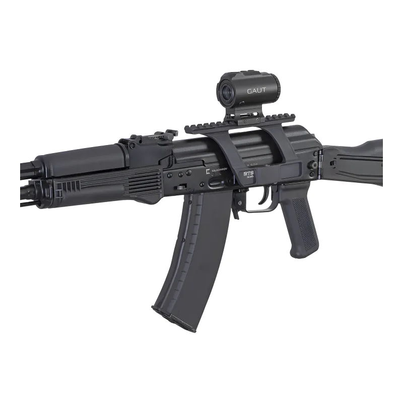 Прицел призматический Gaut Sapphire 1x18, HD, подсветка красная, Picatinny - вид три четверти, установлен на оружии
