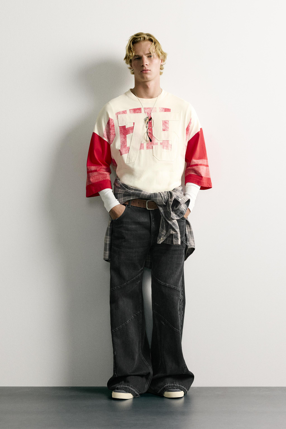 ДЖИНСЫ FLARE С ДЕКОРАТИВНЫМИ ШВАМИ — ZARA
