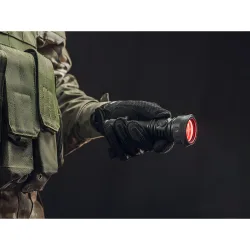 Тактический фонарь Armytek Viking Pro Max Extended Set (тёплый свет) - с красным светофильтром в руке