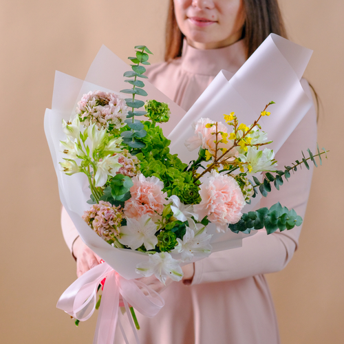 Купить Нежный весенний букет и ранункулюсами