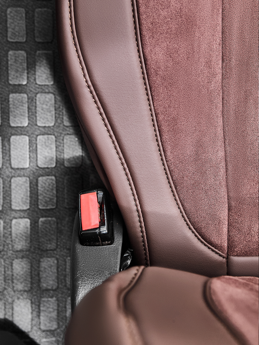 Чехлы Люкс VOLVO FH-13 после 2018 года: водитель от сиденья, пассажир от стойки кабины (один вырез под ремень) (экокожа, коричневый, коричневая вставка)