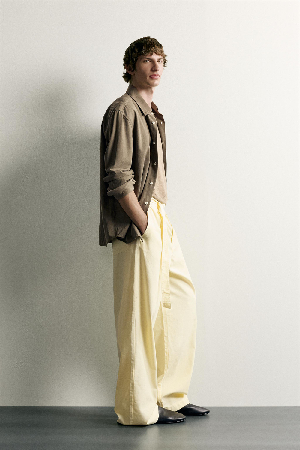 БРЮКИ RELAXED FIT СО СКЛАДКАМИ И РЕМНЕМ — ZARA