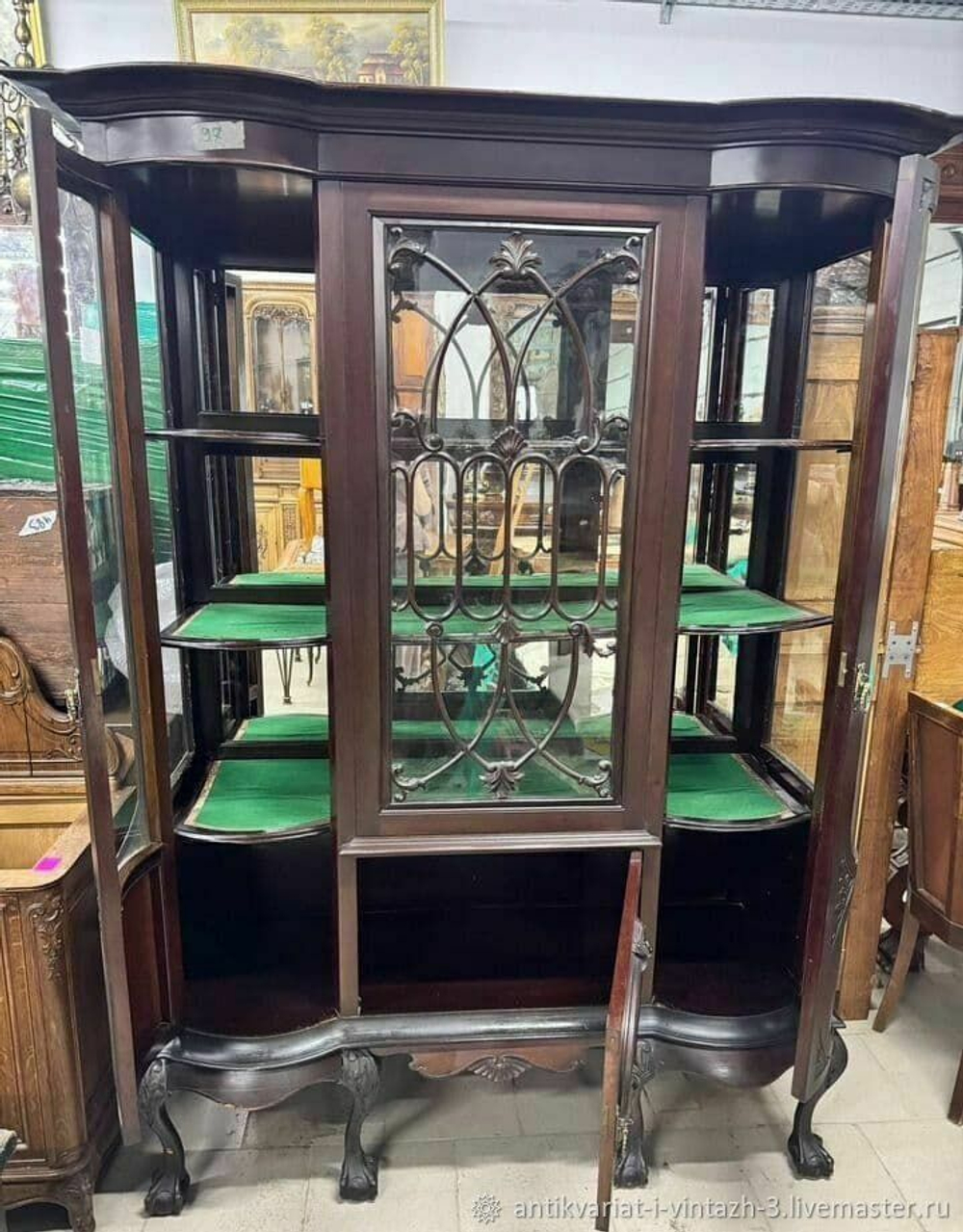 Старинная витрина в стиле Чиппендейл