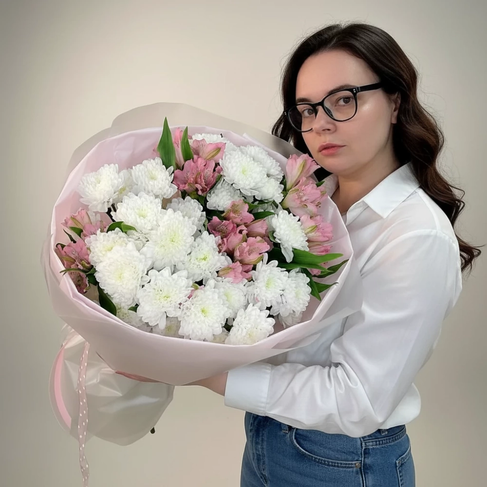 Букет "Моя моя" из кустовых хризантем и розовой альстромерии.