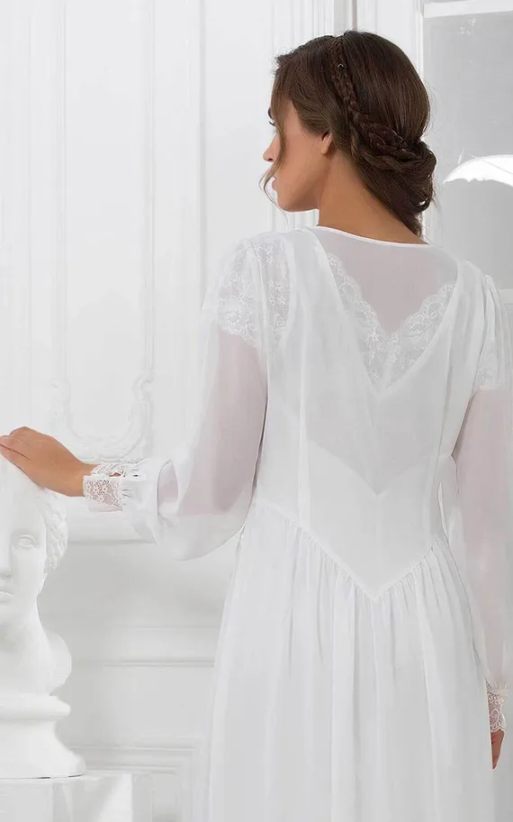 Lady in white 17259