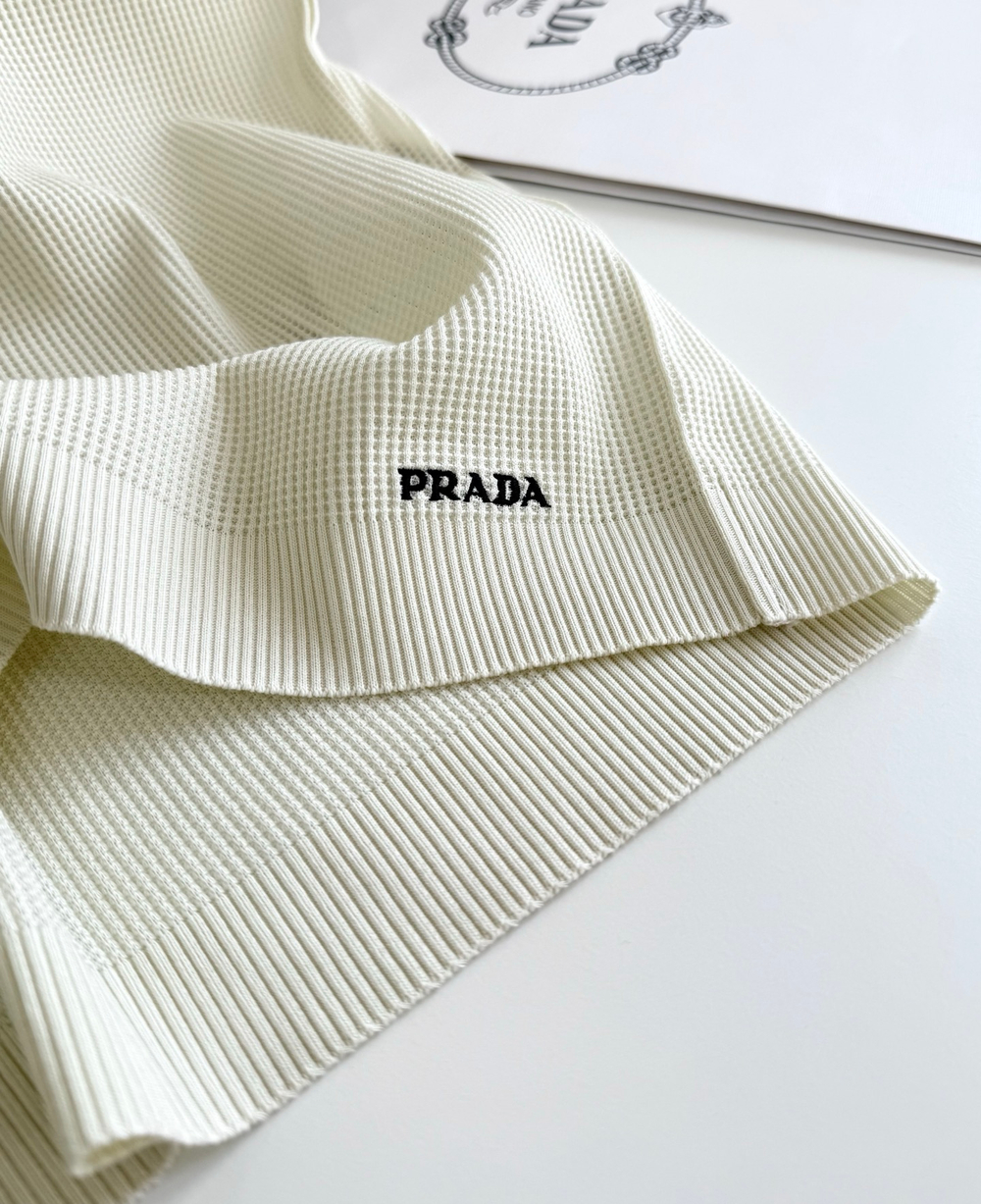 Мужское поло Prada — молочное с контрастной отделкой — фото 6