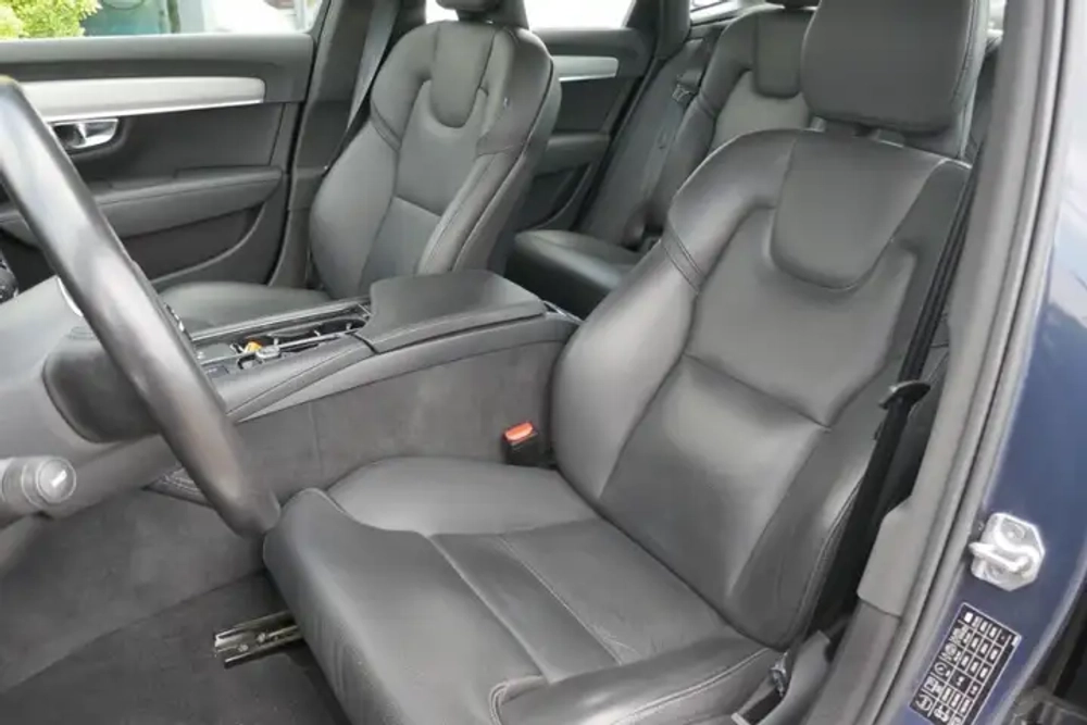 Volvo S90 Momentum Pro
