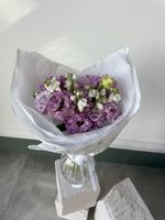 Букет из лизиантуса и кустовой маттиолы