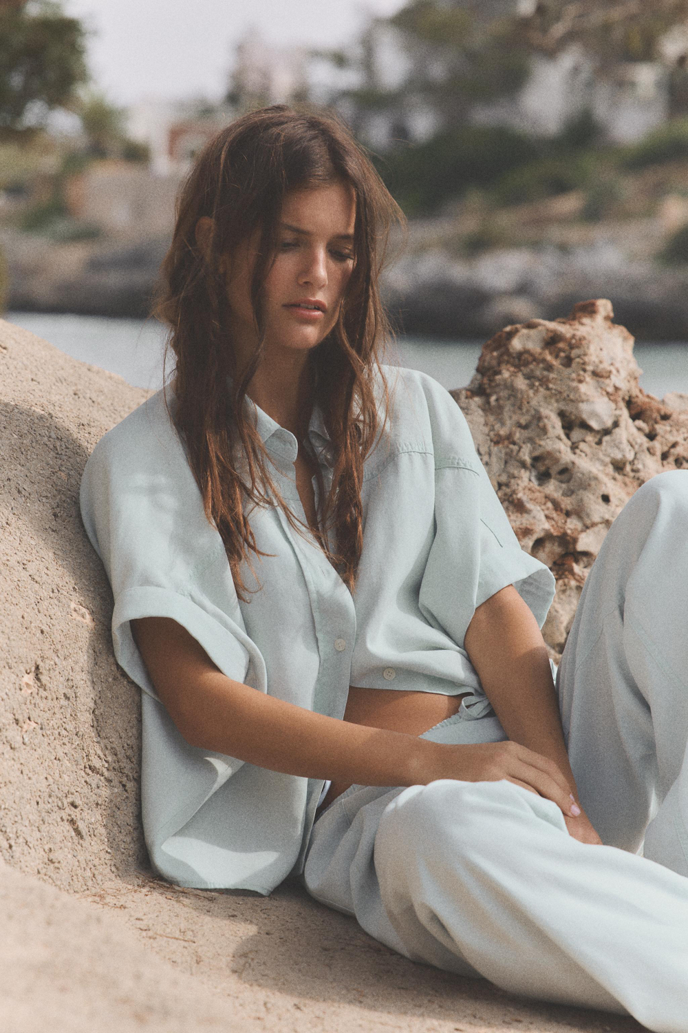 РУБАШКА СТРУЯЩЕГОСЯ ПОКРОЯ С КОРОТКИМИ РУКАВАМИ — ZARA