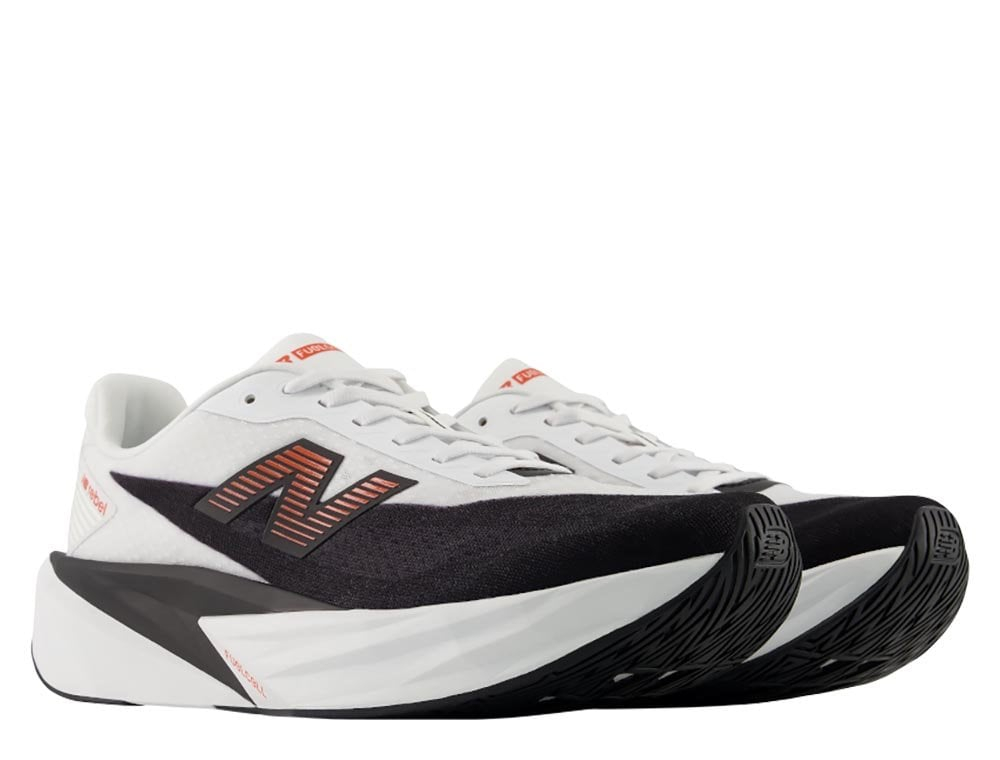 Мужские беговые кроссовки New Balance FuelCell Rebel v5 M Черно-Белые