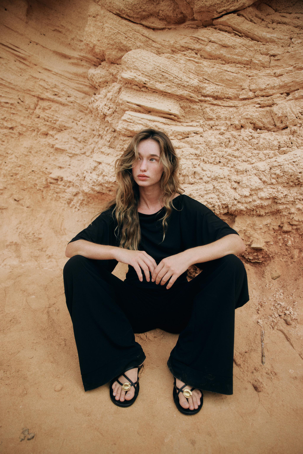 БРЮКИ ПРЯМОГО КРОЯ ИЗ КРЕПА С РАЗРЕЗАМИ — ZARA