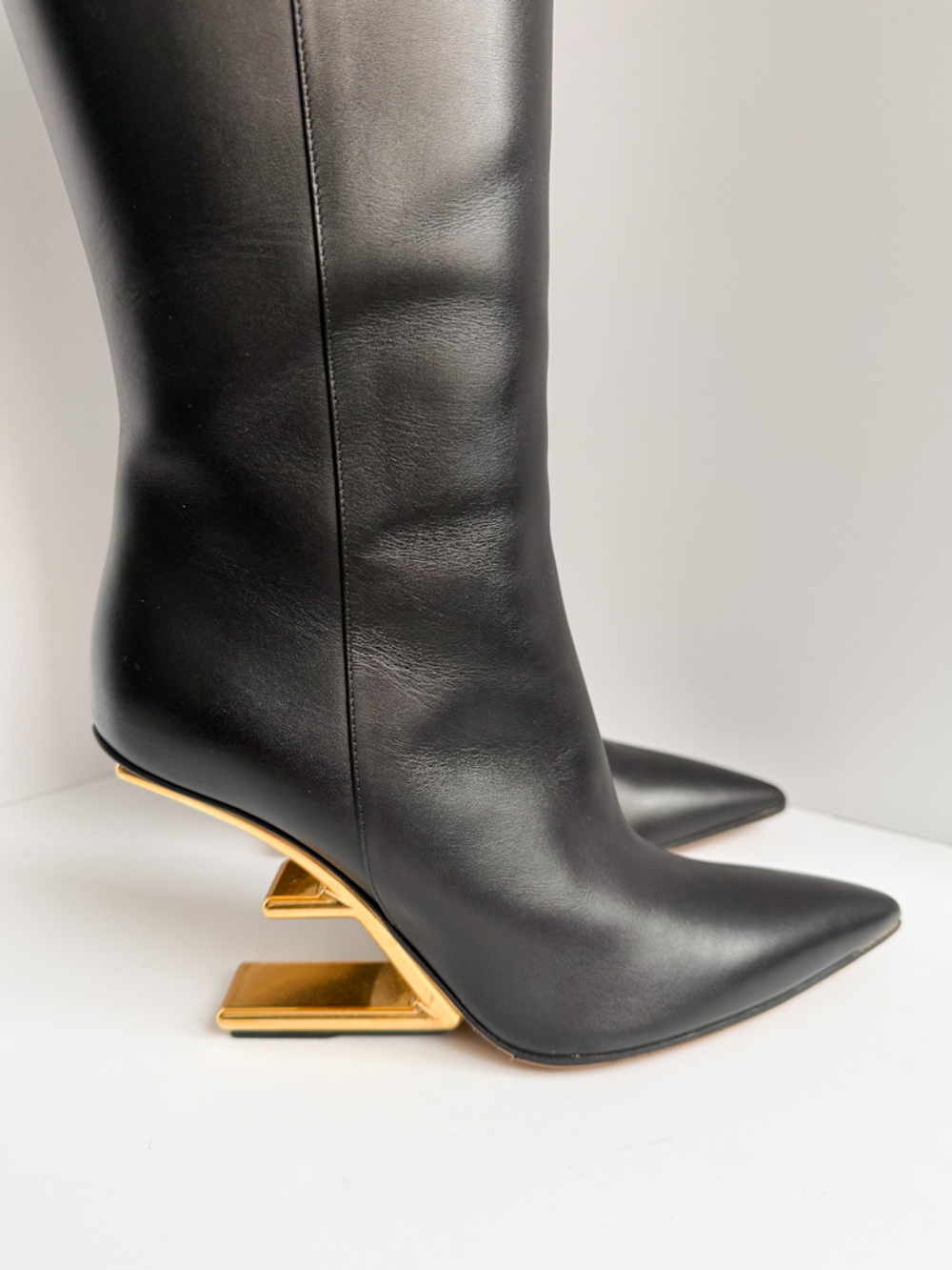 Кожаные сапоги Fendi, 37