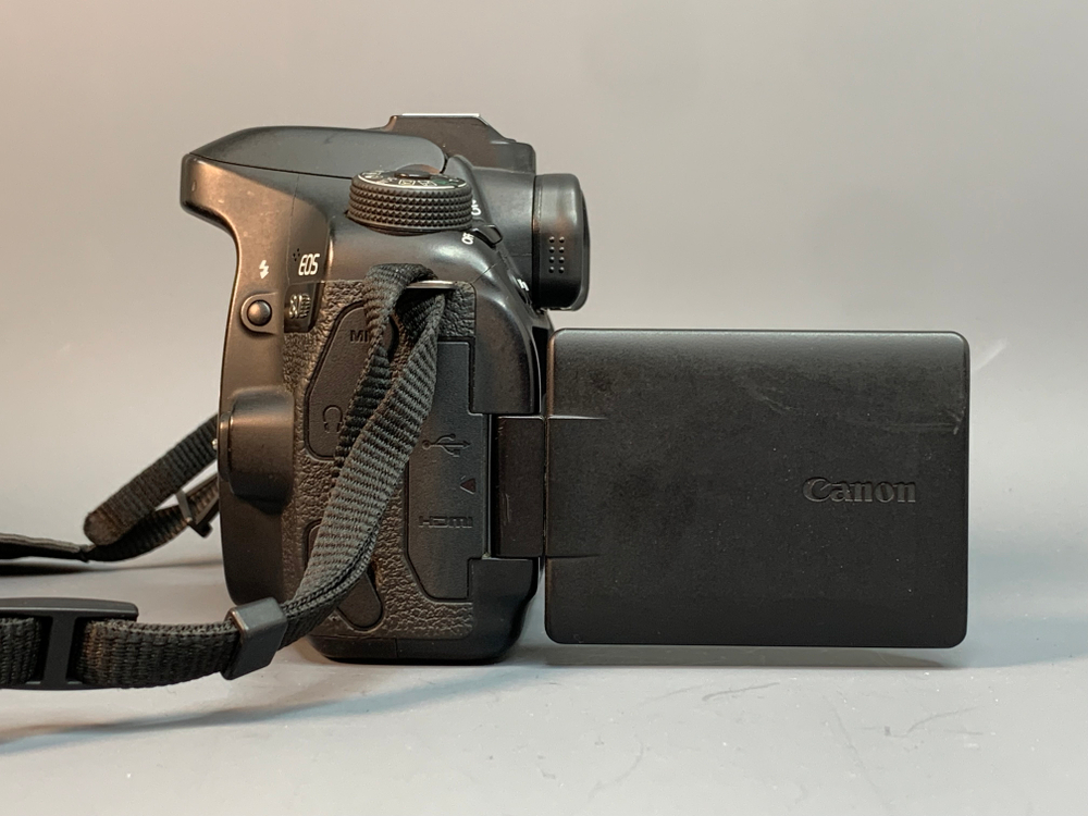 Canon EOS 80D body 47.000 Кадров, небольшой след от штатива
