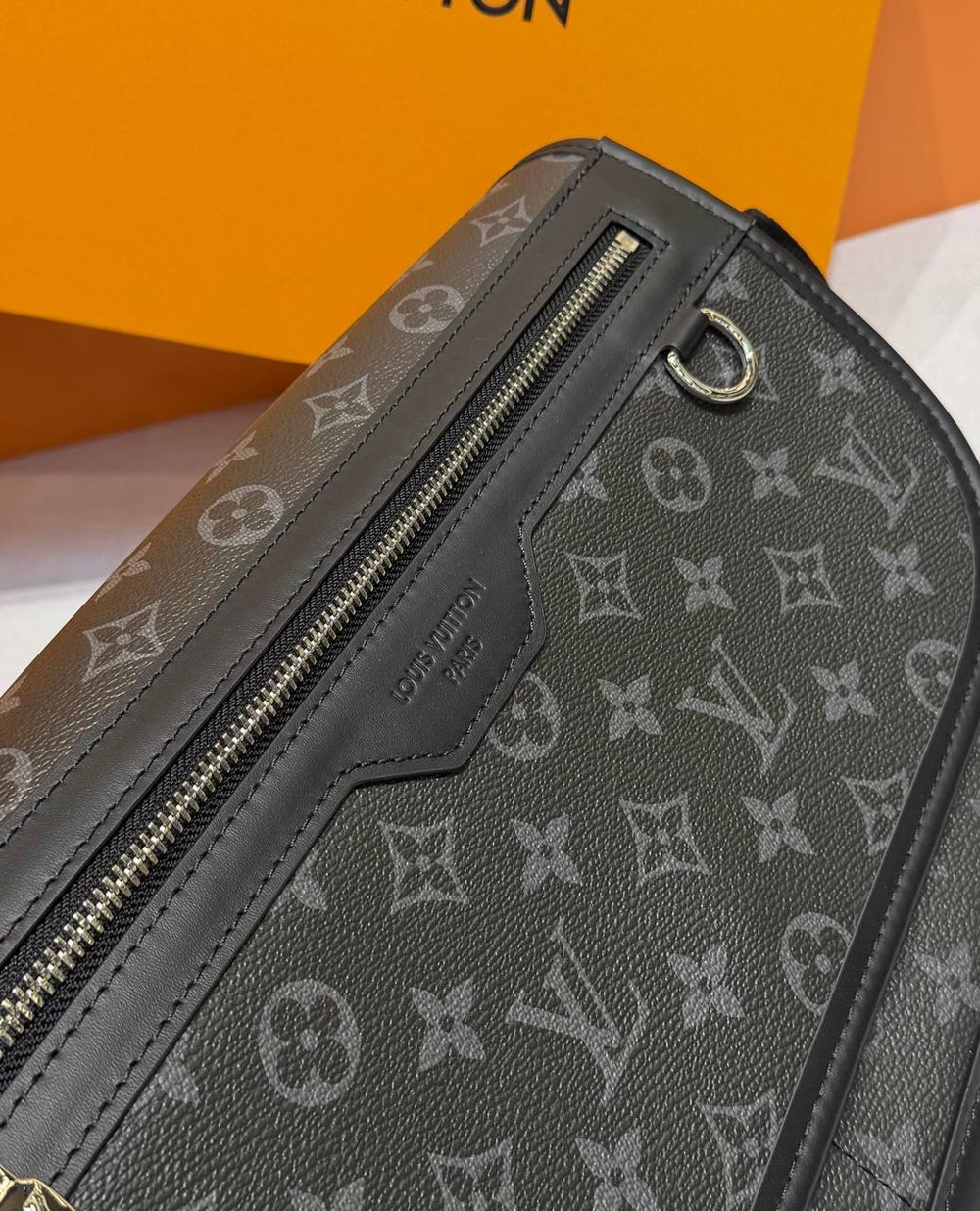 Сумка через плечо/мессенджер Louis Vuitton Courrier