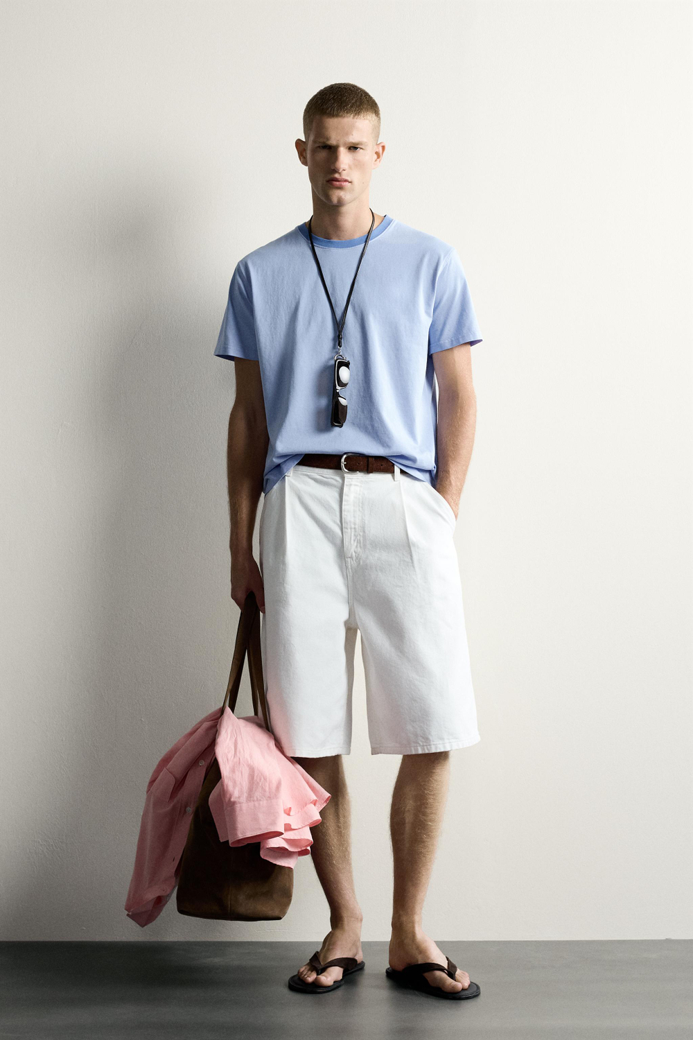 ФУТБОЛКА RELAXED FIT С КОНТРАСТНЫМ ВЫРЕЗОМ — ZARA