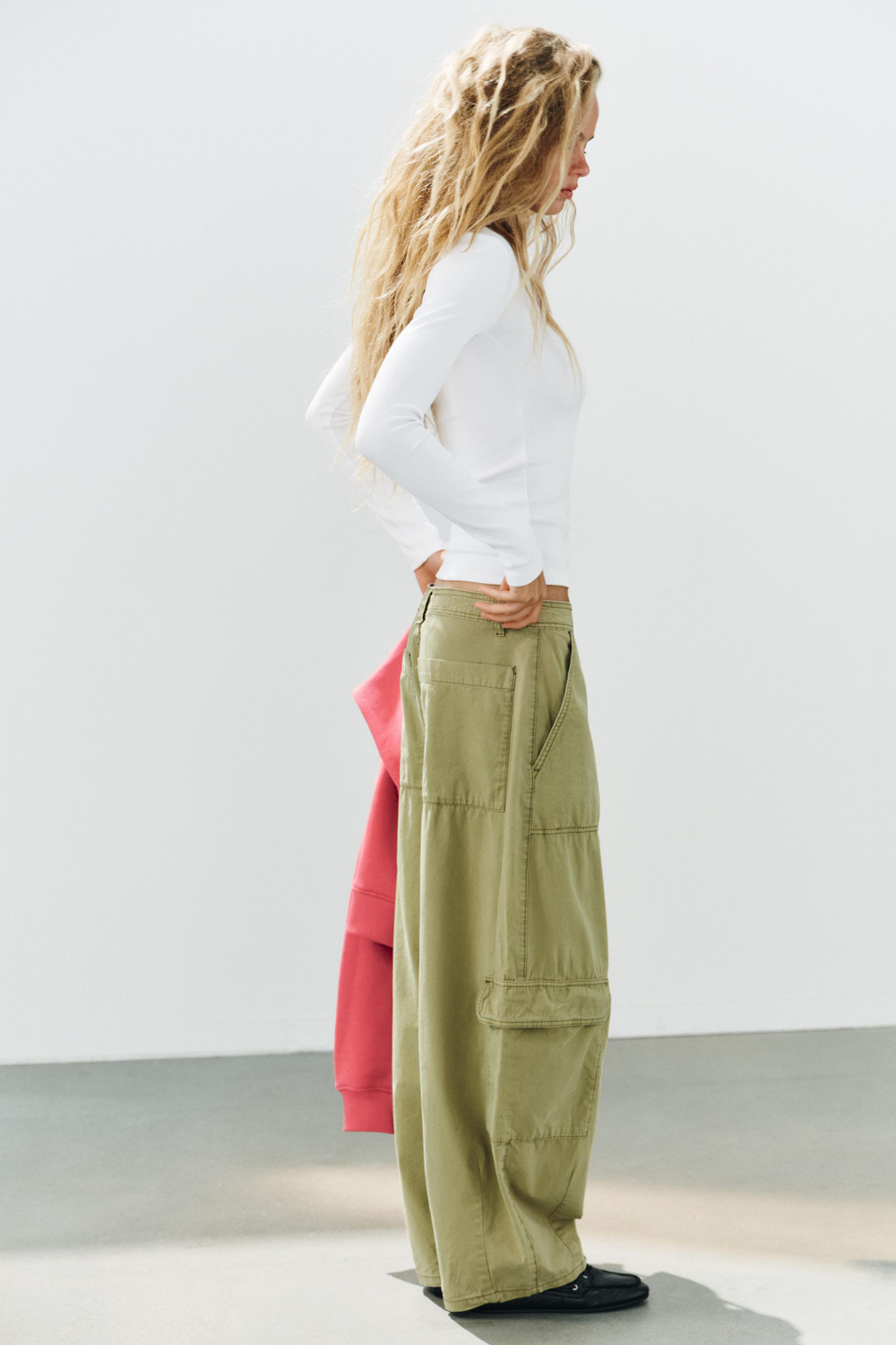ФУТБОЛКА В РУБЧИК С ШИРОКИМ ВЫРЕЗОМ — ZARA