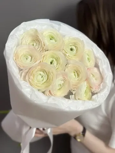 Букет из 11 ранункулюсов