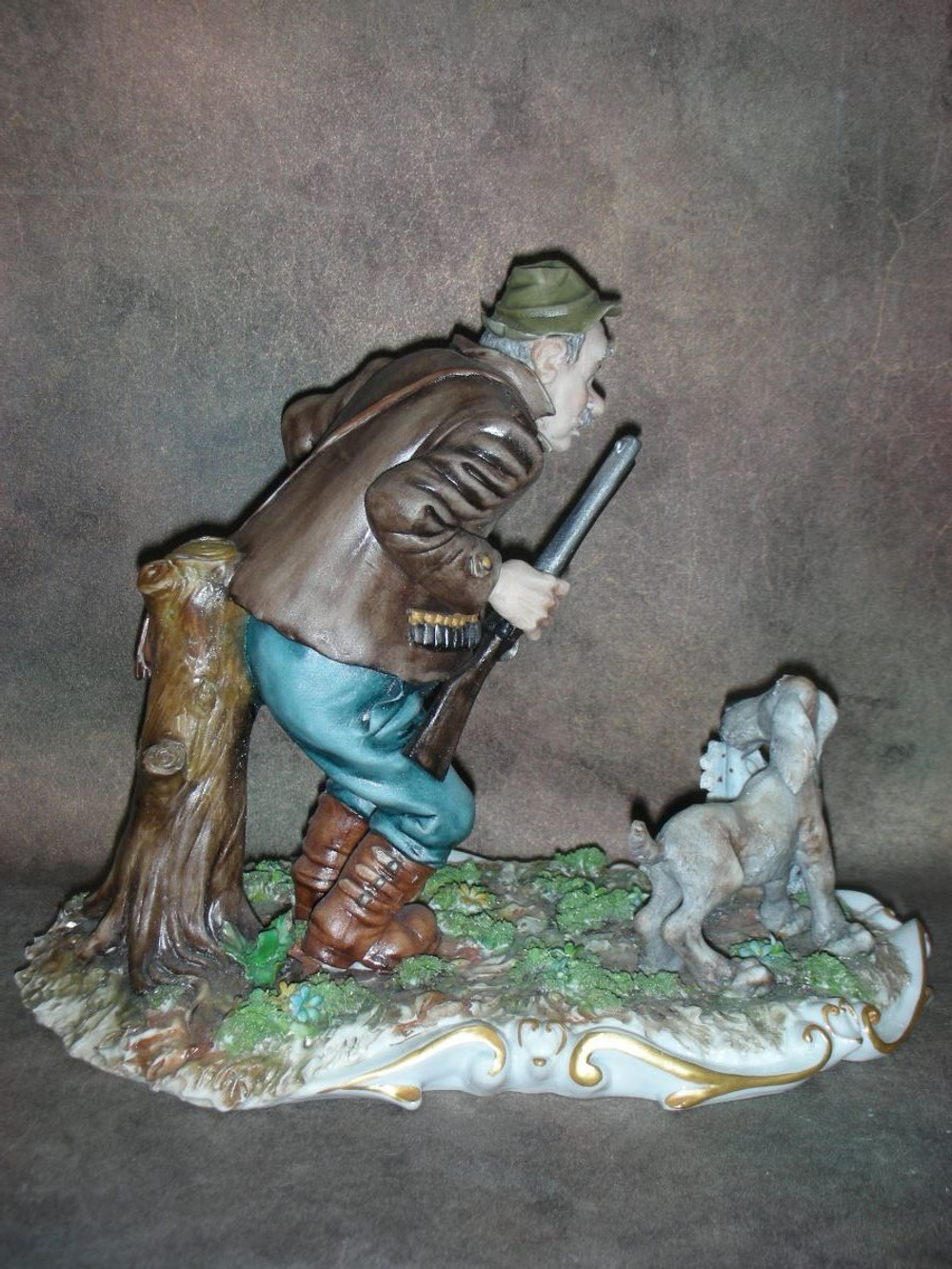 Статуэтка. Фарфор. Охотник с собакой. Capodimonte. Италия