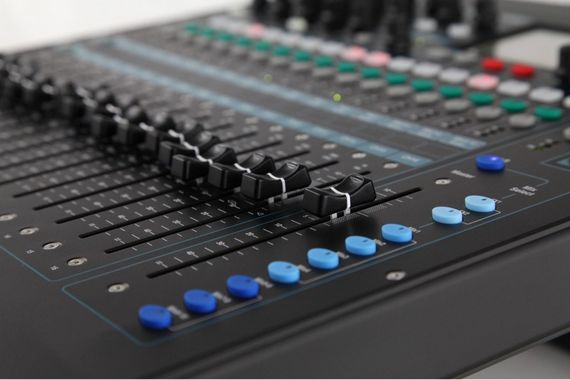 Allen Heath QU-16C компактный цифровой микшер