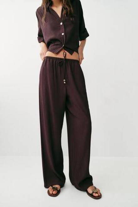 ZARA БРЮКИ ПРЯМОГО КРОЯ ИЗ СТРУЯЩЕЙСЯ ТКАНИ, ТЕМНО-КОРИЧНЕВЫЙ