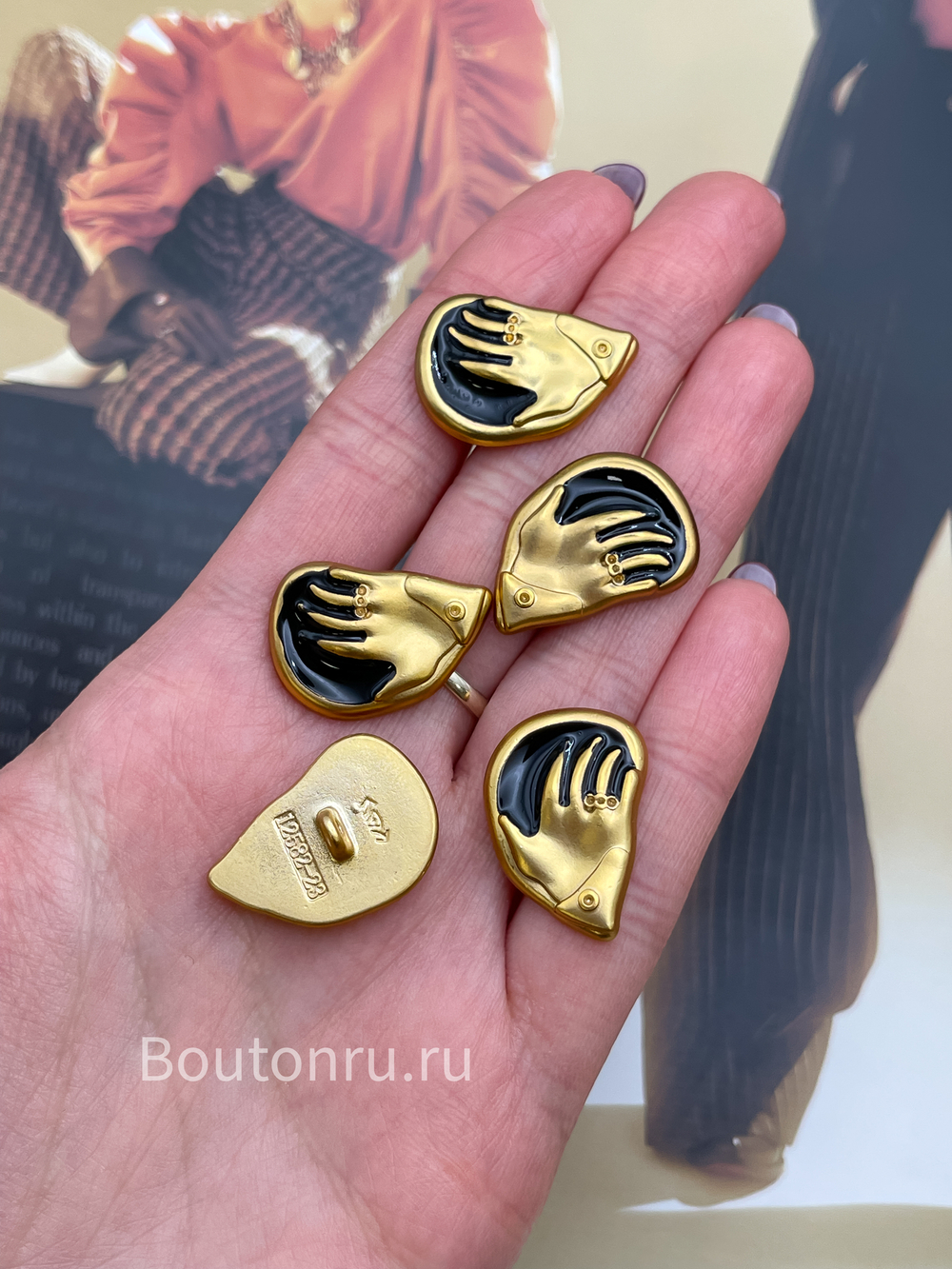 Пуговицы Скиап. золотистые с черной эмалью "Ладонь"