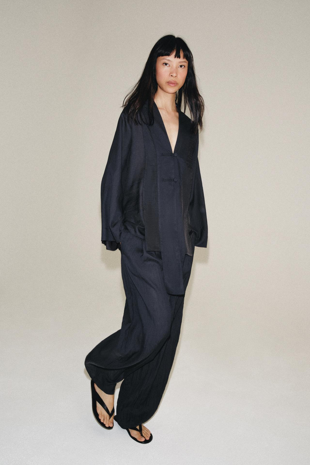 ZARA ЛЕГКИЕ БРЮКИ С ЗАЩИПАМИ — ZW COLLECTION, ТЕМНО-СЕРЫЙ