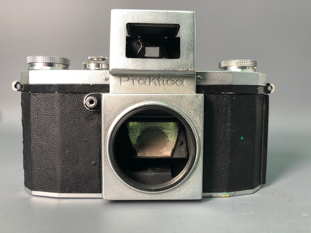 Praktica + Biometar 5,8cm 1:2, зеркало исцарапано, присутствуют пузырьки воздуха.