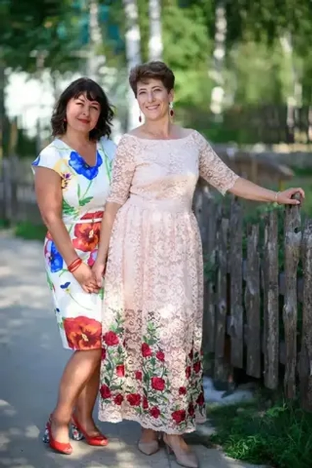 Платье кружевное с шитьем