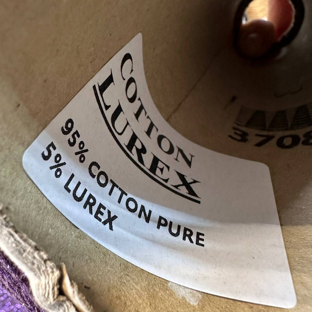 COTTON LUREX; 95% хлопок, 5% люрекс; 400м/100гр; Шнурок; цвет: нить «баклажан», люрекс фуксия Есть мал. бобинка 100, 117гр.