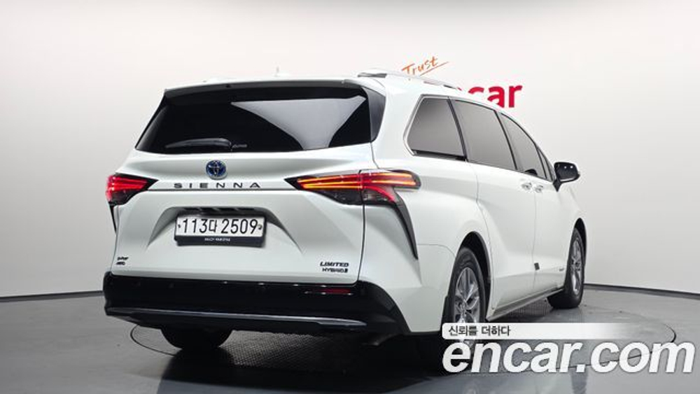 Toyota Sienna 2.5 Hybrid AWD — 2021