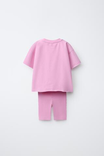 ZARA КОМПЛЕКТ ИЗ ФУТБОЛКИ И ВЕЛОСИПЕДНЫХ ЛЕГИНСОВ В РУБЧИК, РОЗОВЫЙ