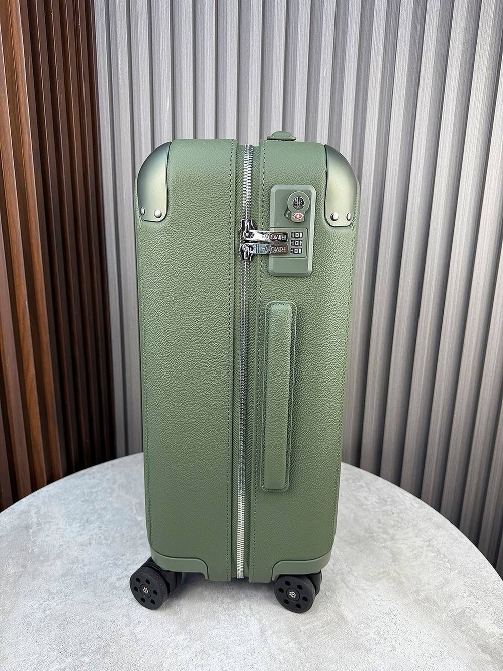 Дорожный чемодан Rimowa Distinct