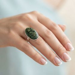 Кольцо из змеевика в нейзильбере
