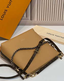 Бежевая сумка Louis Vuitton Multipass