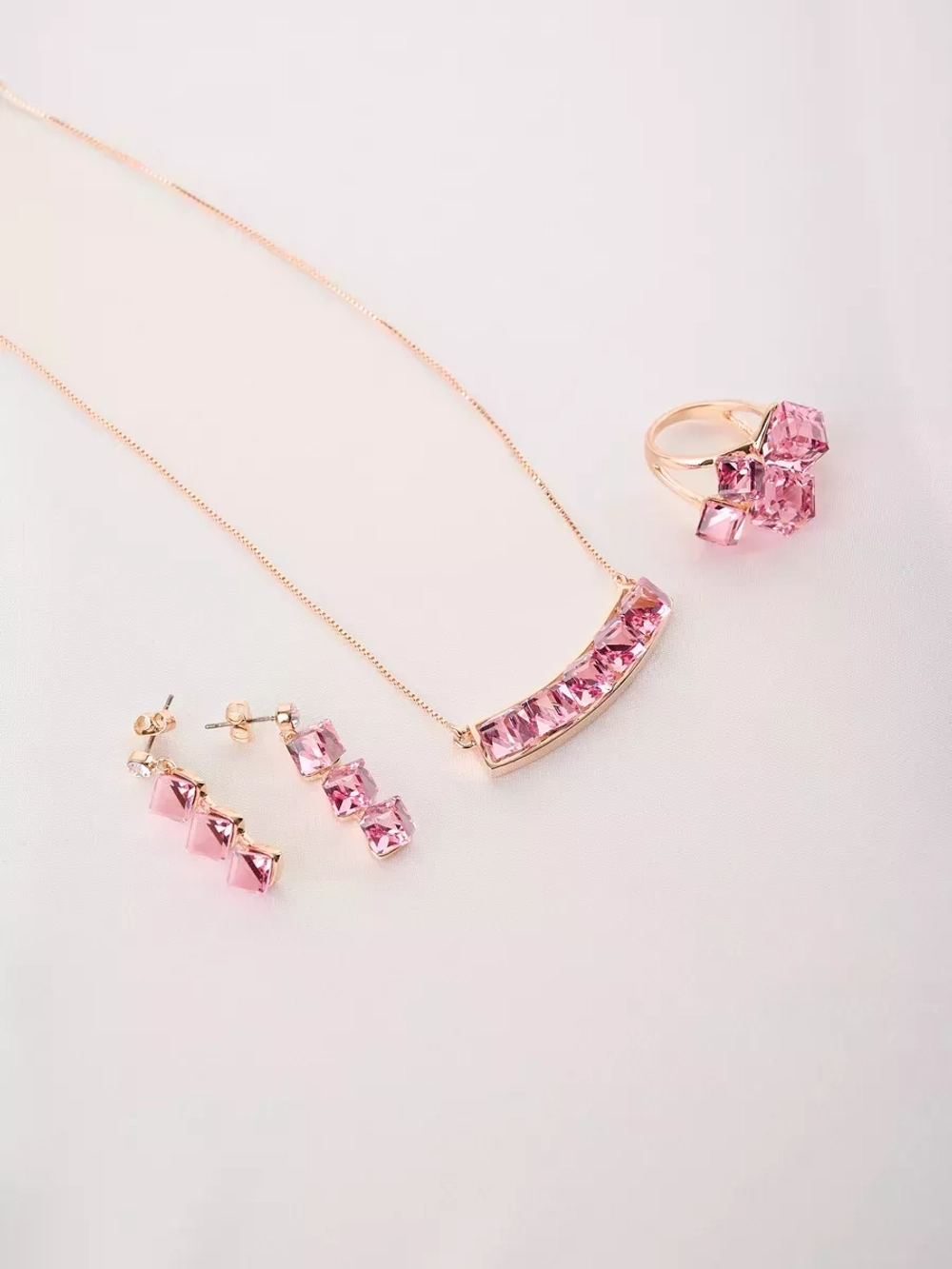 Колье Мираж с дорожкой розовых кубиков Swarovski