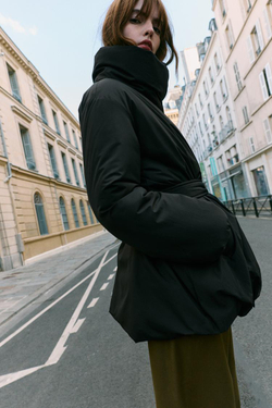 ZARA СТЕГАНЫЙ АНОРАК С РЕМНЕМ, ЧЕРНЫЙ