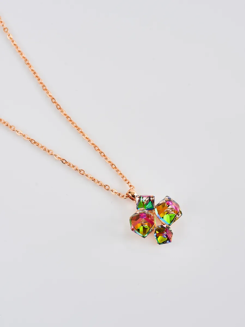 Подвеска-ромб Мираж с зелеными кубиками-хамелеонами Swarovski