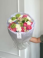 Букет из пионовидных роз, вибурнума и голубых незабудок