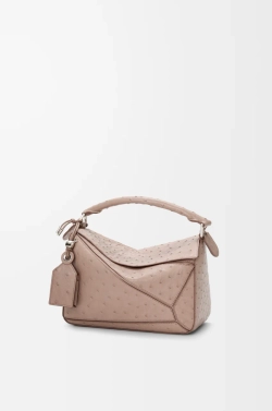 Loewe Маленькая сумка Puzzle Featherlight из страусиной кожи, серо-коричневый