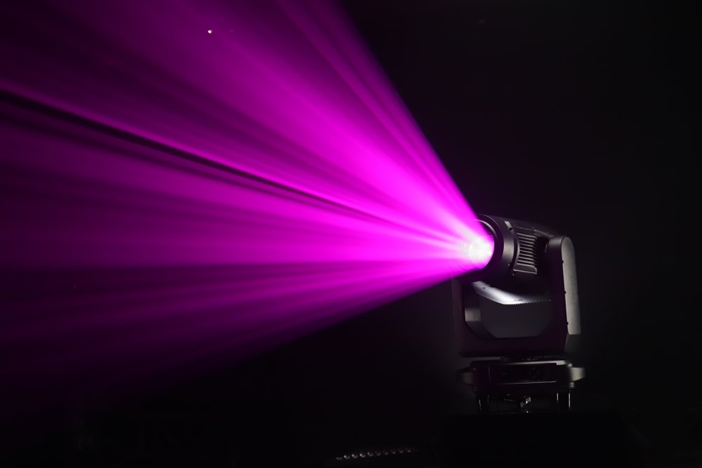 Quatro blade LE1000 BSWF IP66 — гибридная вращающаяся голова BSWF 4 в 1 с LED-источником 1000 Вт, CMY и зумом 4°–50°