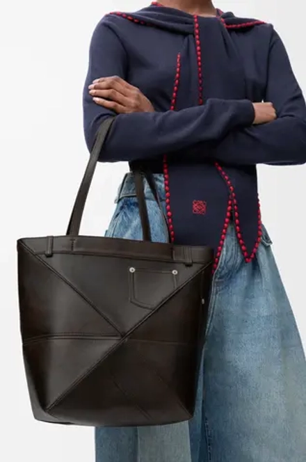 Loewe Сумка-тоут среднего размера Panta Puzzle Fold из блестящей телячьей кожи, темно-коричневый